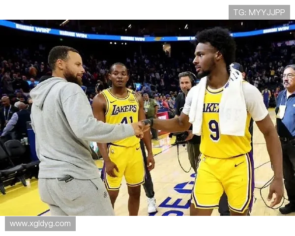 追梦精准传球布朗尼外线助攻库里高弧度三分球如虹命中